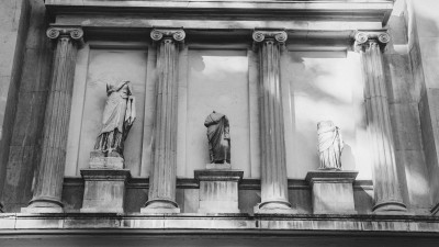 kopflose-statuen-zwischen-säulen