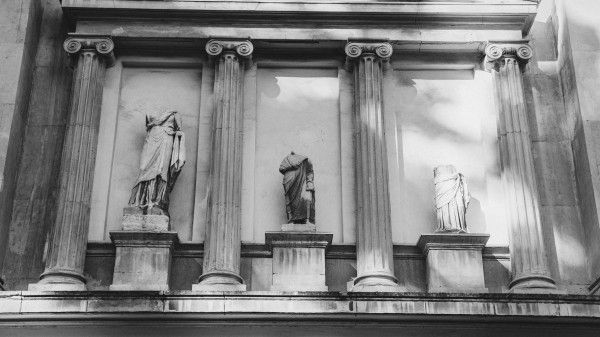 kopflose-statuen-zwischen-säulen