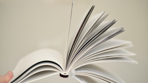 aufgeklapptes-buch-mit-flatternden-seiten