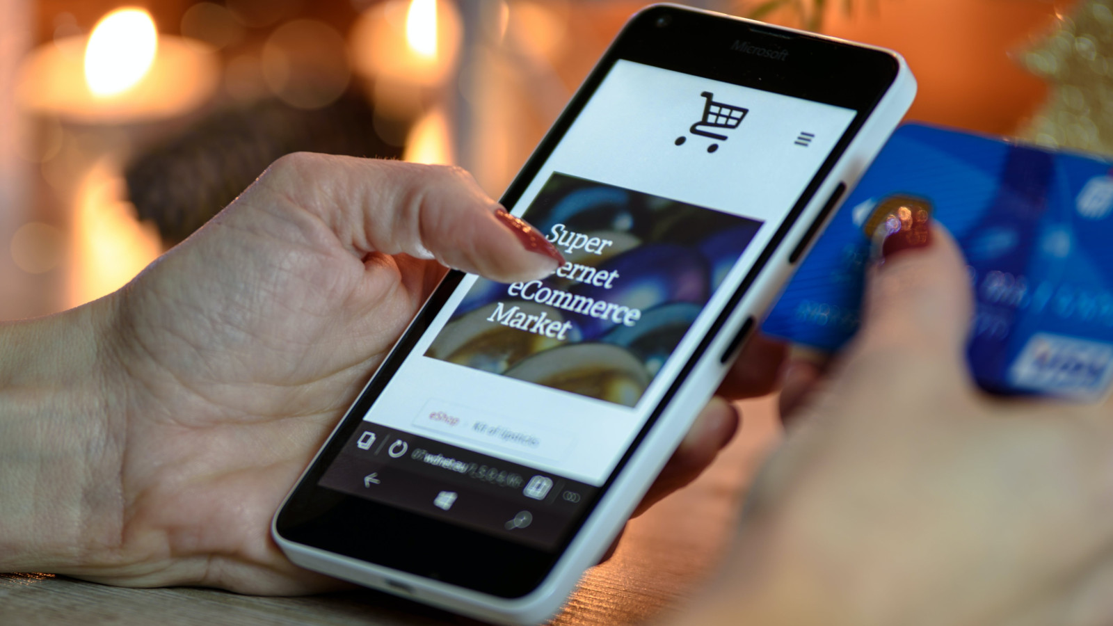 Eine Hand hält ein Smartphone mit einer geöffneten E-Commerce-Website