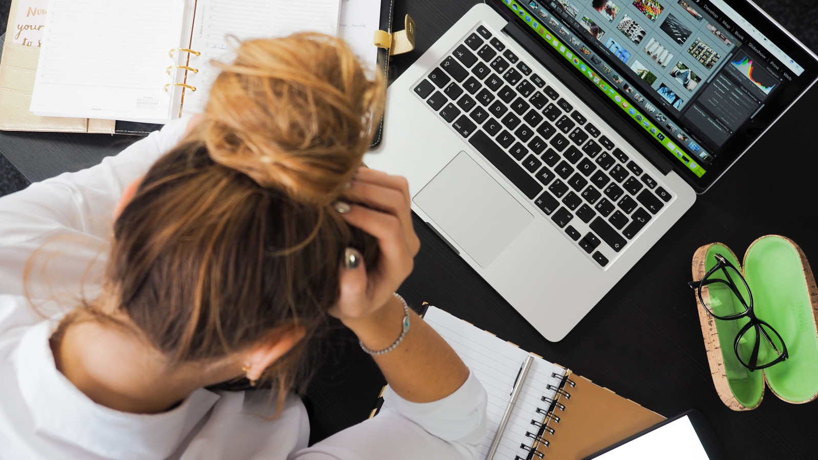 verzweifelte-frau-vor-einem-laptop