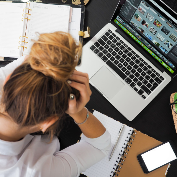 verzweifelte-frau-vor-einem-laptop