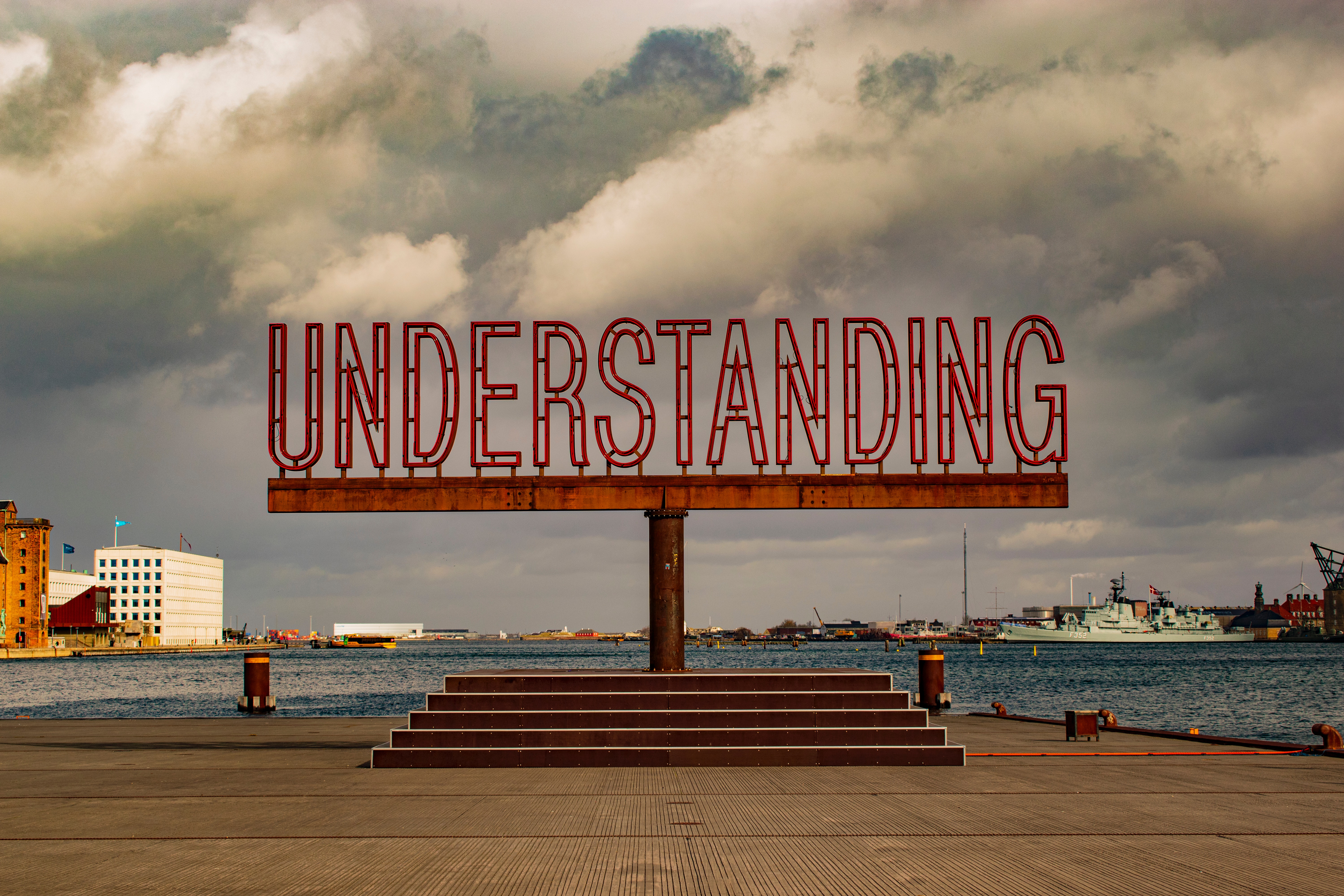 Künstlerische Montage des Wortes "Understanding" vor einem Hafen