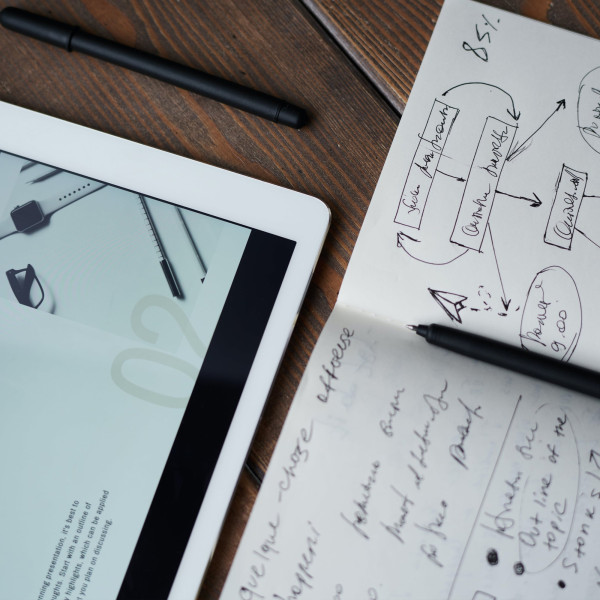 laptop-notizbuch-und-stift-für-den-content-audit