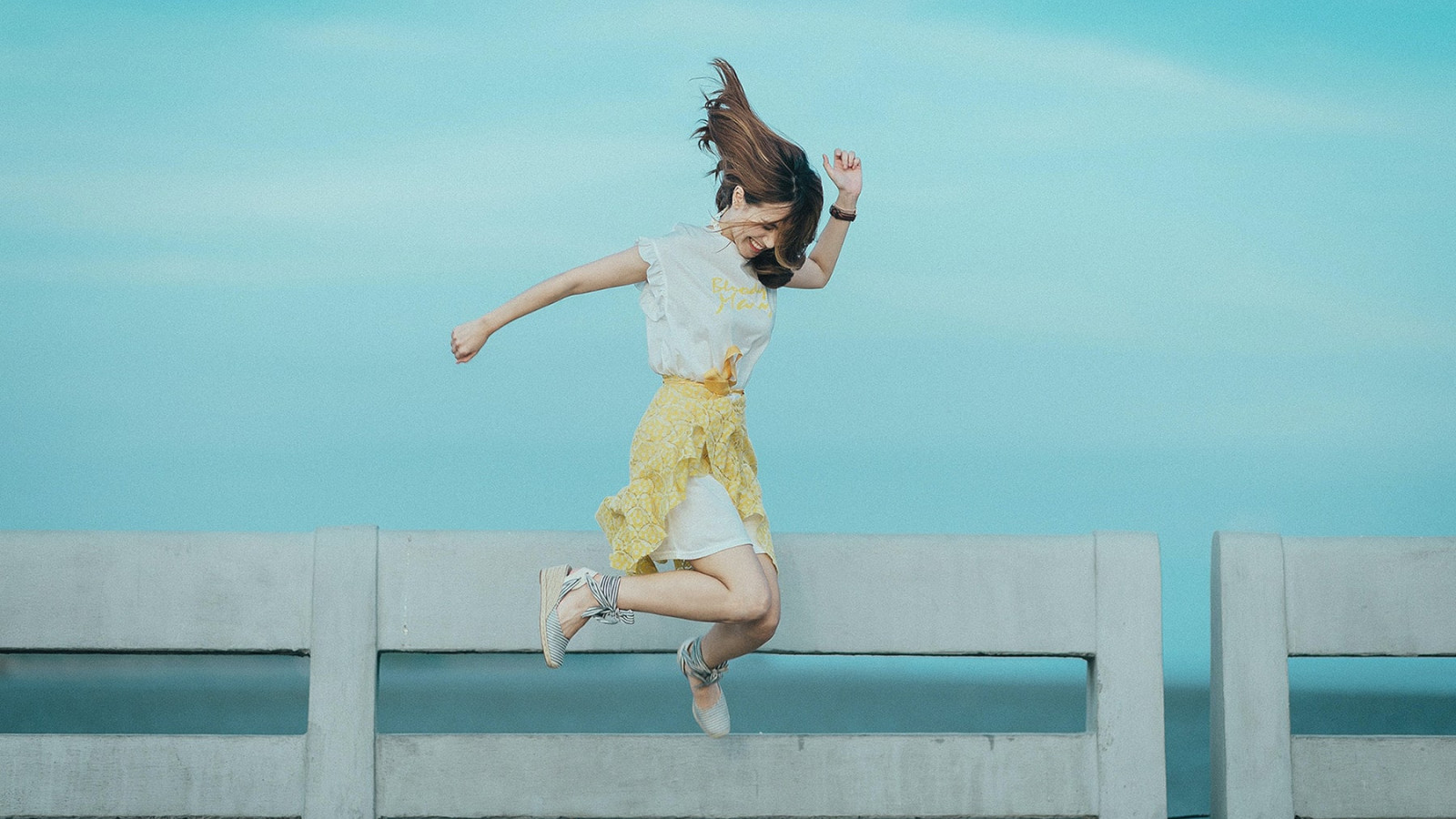frau-springt-in-die-luft
