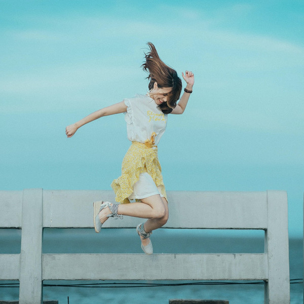 frau-springt-in-die-luft
