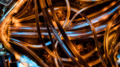 Eine Luftaufnahme einer Großstadtkreuzung als Sinnbild für komplexe IT-Systemlandschaften