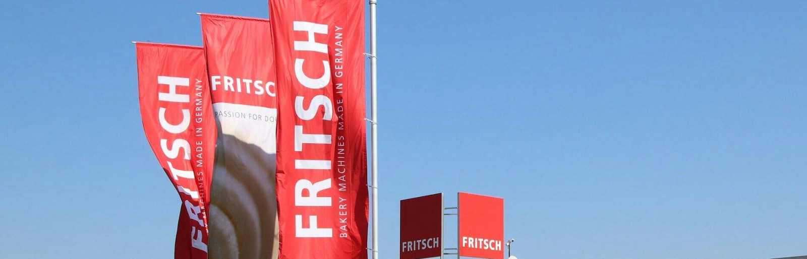 FRITSCH Gebäude und Fahnen