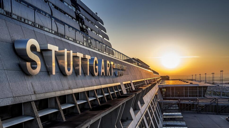 Flughafen Stuttgart bei Sonnenuntergang