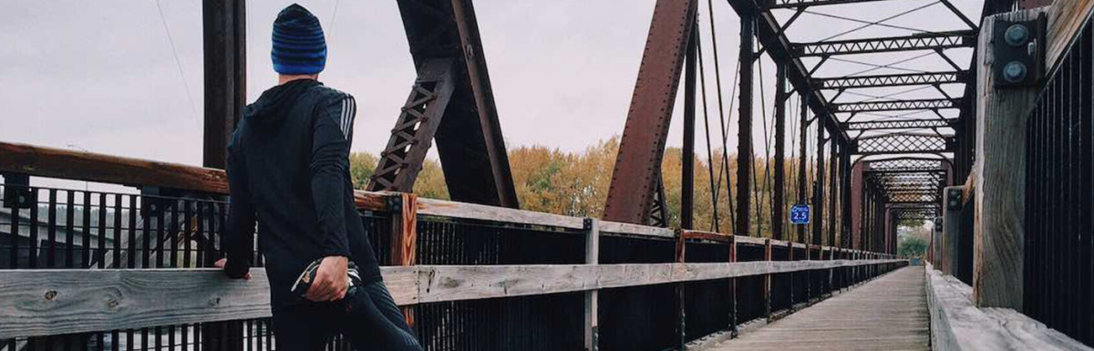 Läufer auf Brücke