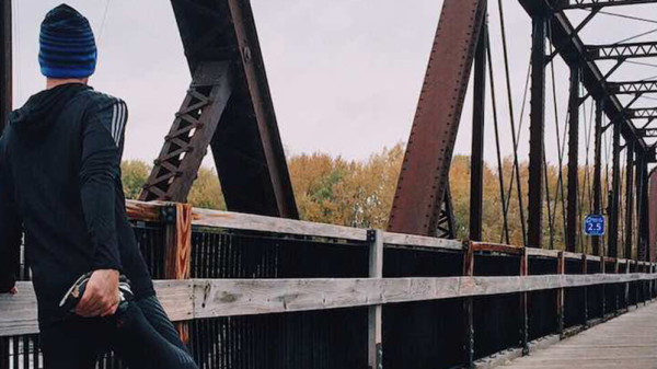 Läufer auf Brücke