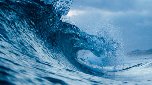 Eine mächtige Welle, die kurz vor dem Brechen steht